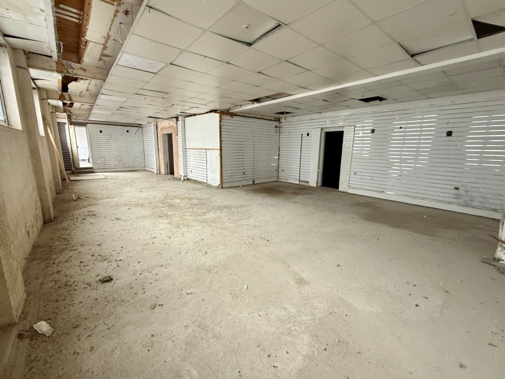 Lot: 70 - SUBSTANTIAL VACANT COMMERCIAL PREMISES WITH POTENTIAL - Room one